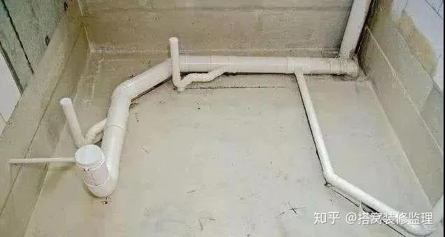 简单说卫生间正常的管道排水是一次排水,如果管道漏了,水全部沉积在