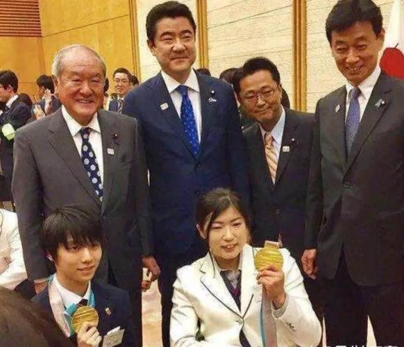 美颜盛世"网红景点"羽生结弦新照片曝光,拍合照的姿势