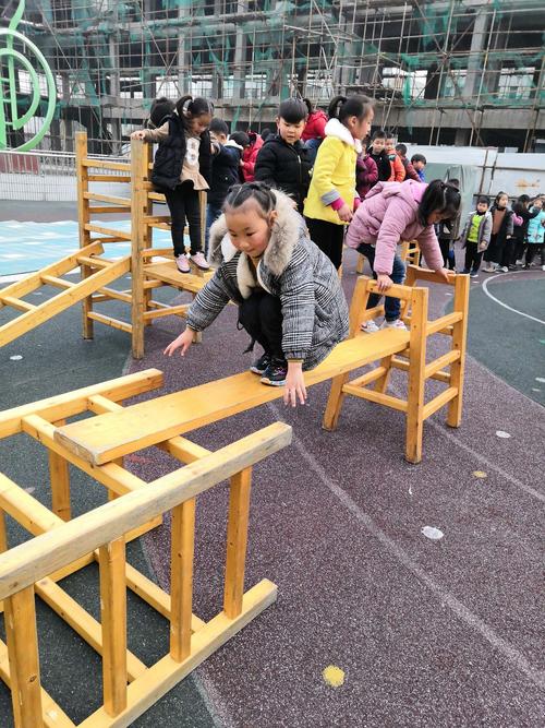 青少年宫艺术幼儿园大一班刘思瑶学习故事:《过独木桥