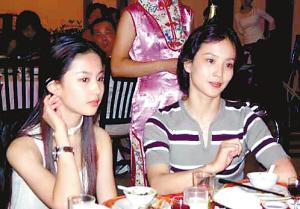 刘亦菲的母亲刘晓莉从小就喜欢舞蹈文艺,曾在武汉开过个