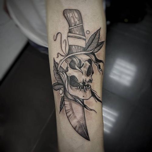 小臂写实骷髅匕首纹身图案
