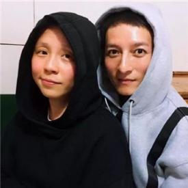 李维嘉龙丹妮疑公开恋情 亲密合照曝光引热论