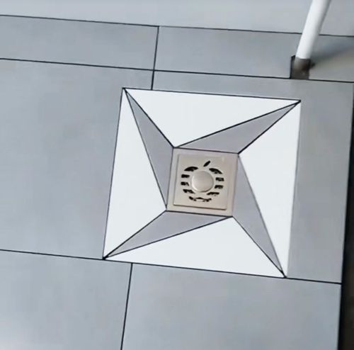 虽然地漏的地方也就一块小瓷砖的大小,却需要费瓦工很长的