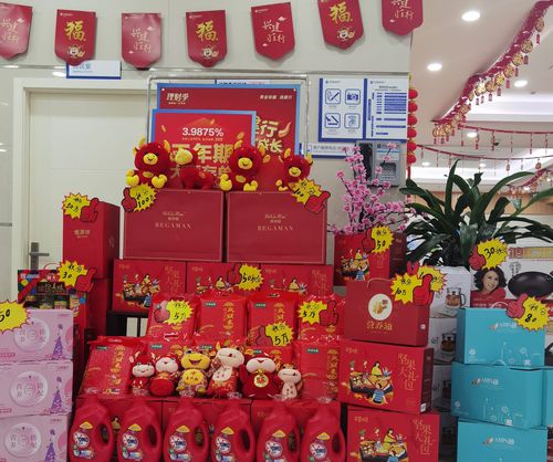 在大厅显眼处也摆放了精美的礼品,可爱的小牛玩偶