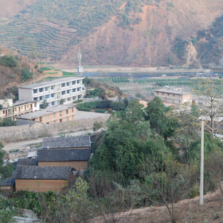 位于华宁县城西部,离镇政府五公里,地理位置为一河夹两箐,与盘溪镇