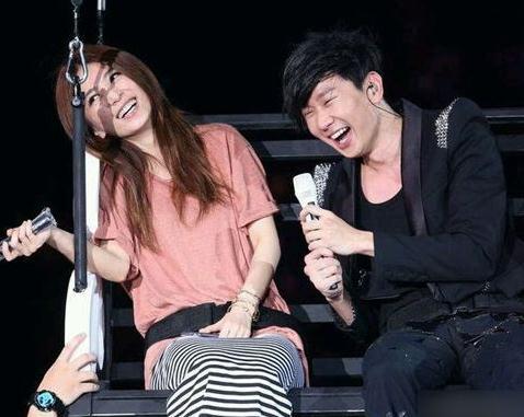 如此千载难逢的机会,林俊杰中途频频向hebe示意表白,奈何女神心中