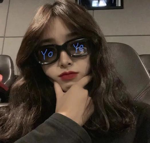 想要中分卷发的真人女生头像