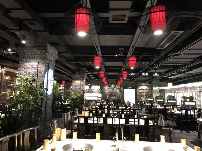 川西坝子火锅杜甫草堂直营店店内装饰非常漂亮,宽敞明亮,菜品采取自助