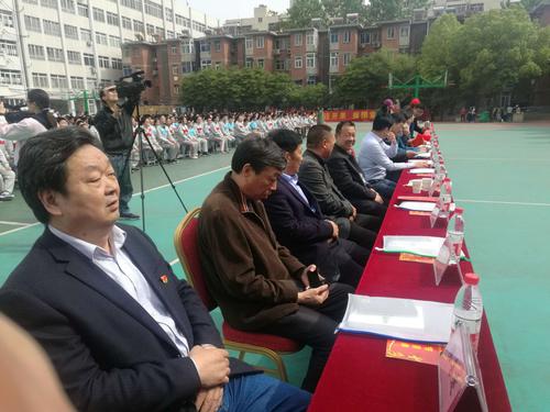 南阳市十三中举行大型展演迎五一(作者:庄克宇)
