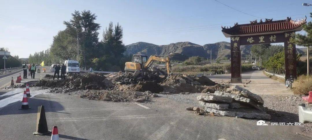 原平这里路面塌陷要注意了