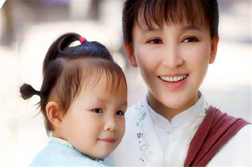 作品里面五个孩子的妈妈,生活中三个孩子的妈妈,岳丽娜很幸福