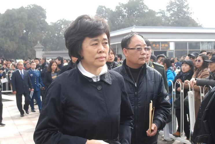 孙晋芳现身陈招娣追悼会.