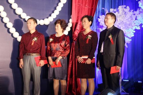 新郎毕志辉新娘王静今日在鸢飞大酒店举行结婚典礼