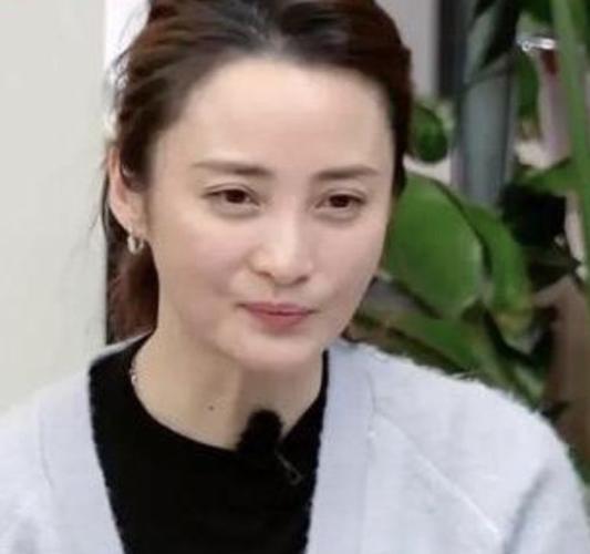 但随着年龄的增大,现在的蒋勤勤五官其实并没有多大的变化,但却没有了