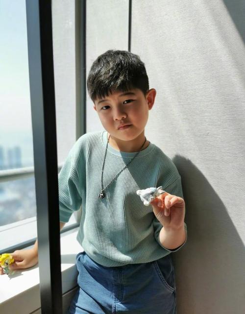 安吉穿女装,妈妈胡可发博晒照?最让人羡慕的明星家庭还有他们