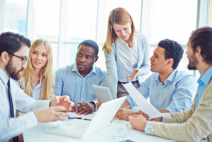 商务人员在办公室交流