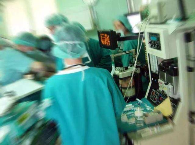 怀孕5个月被狠心"引产",胎儿被拽出的那一刻,孕妈情绪崩溃