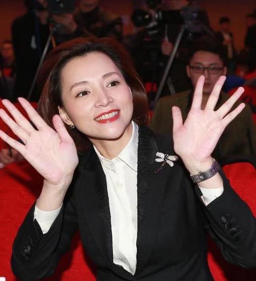 董卿鲜为人知的丰富情史,她是如何一步步走到央视一姐