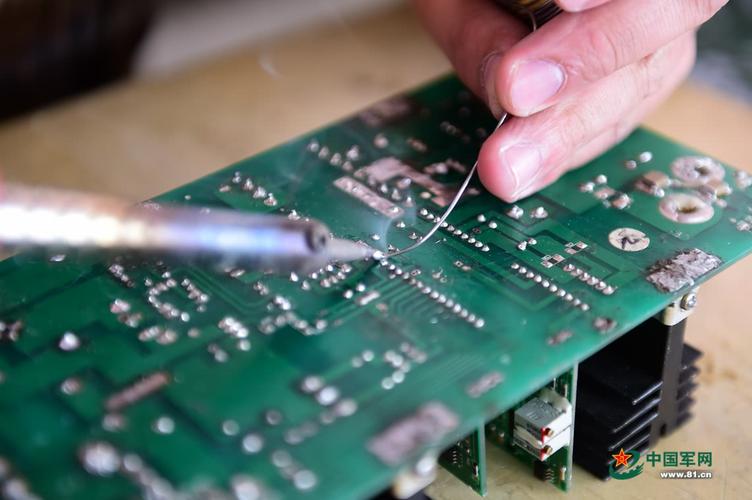 对电路板进行焊接.