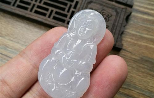 白色翡翠属于什么档次 白色糯种翡翠值钱吗