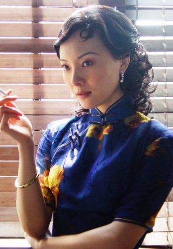 《暗算》里聪慧执著的黄依依,《新上海滩》里风情万种的方艳芸和