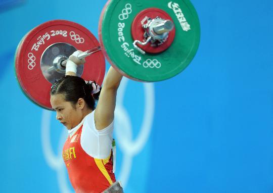 图文女子举重48公斤级决赛陈燮霞高高举起杠铃