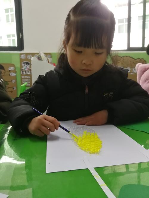兴隆镇苗苗幼儿园大大班气泡膜创意画———香喷喷的玉米