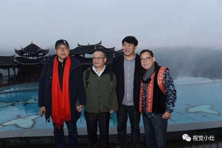 张明敏与儿子张颂华给瑶乡儿童赠送书包