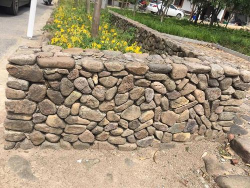 浙江专业开采挡墙景观自然石-大量供应鹅卵石景墙-大型黄石批发