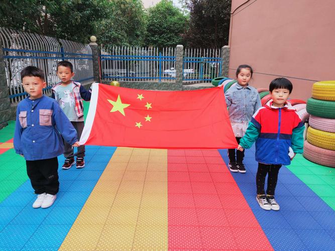 升旗仪式第二项:升国旗,唱国歌,向国旗敬礼!