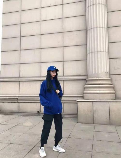 蓝色卫衣配什么颜色裤子好看