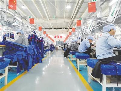  p> 服装加工车间流水线. /p>