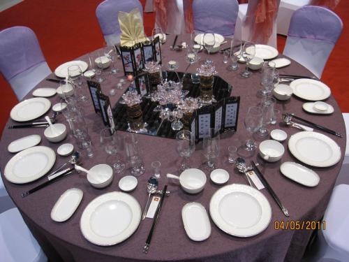 求 中餐西餐主题宴会摆台设计 方案各一个.