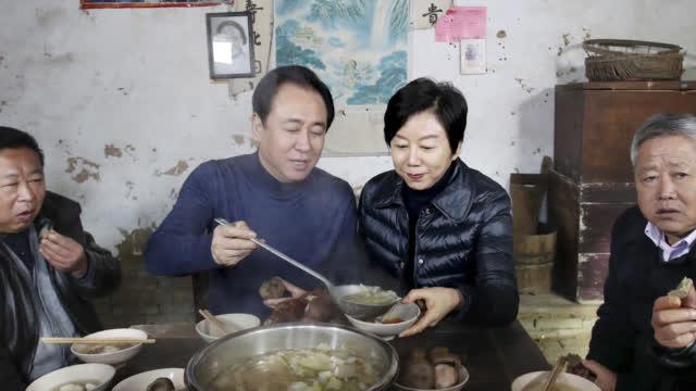 捐款超百亿 许家印八度荣膺"中华慈善奖" 许家印在表彰大会上作代