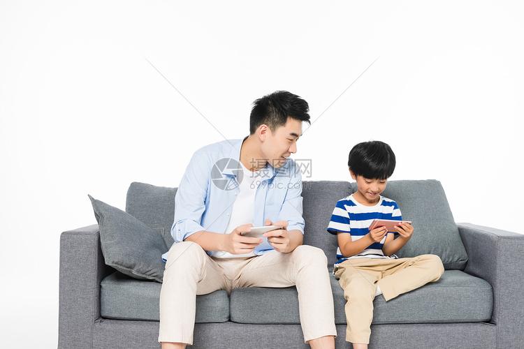 沙发上父子玩手机