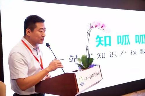 四川九曳供应链管理有限公司总经理洪晶晶(右)与知呱呱品牌总监王澎
