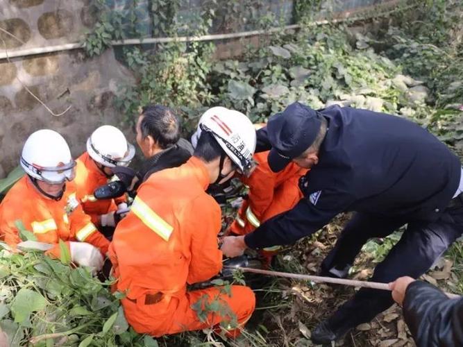 残疾老人不慎坠入水沟, 凉山会东消防紧急救援