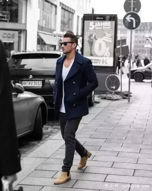 收紧的靴子不仅保暖而且看起来整洁有型,而略微宽松的锥形裤和直