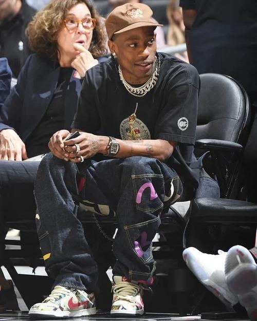 travisscott又穿天价耐克dunk抢劫他的鞋柜要判几十年