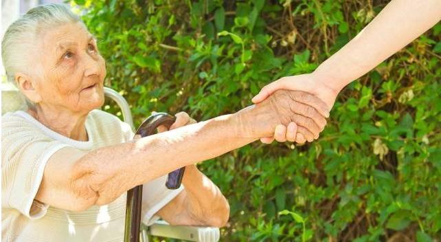 65岁老人感慨晚年保姆式陪伴远比找个老伴儿幸福得多