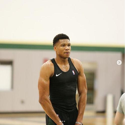 字母哥晒训练照:一步一步的来 一天一天的过