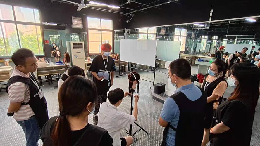南昌成远美发学校专业美发师班教师课堂示范教学