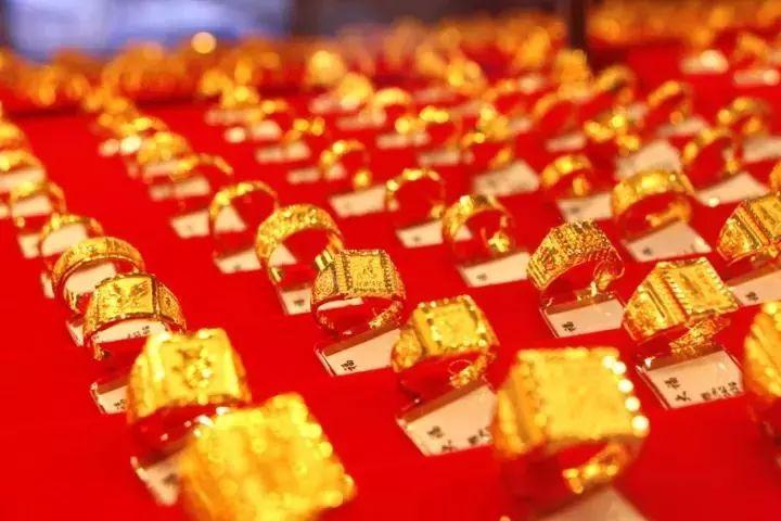 黄金超低价,换购免工费 玉器2.8折 起,银饰3.5折