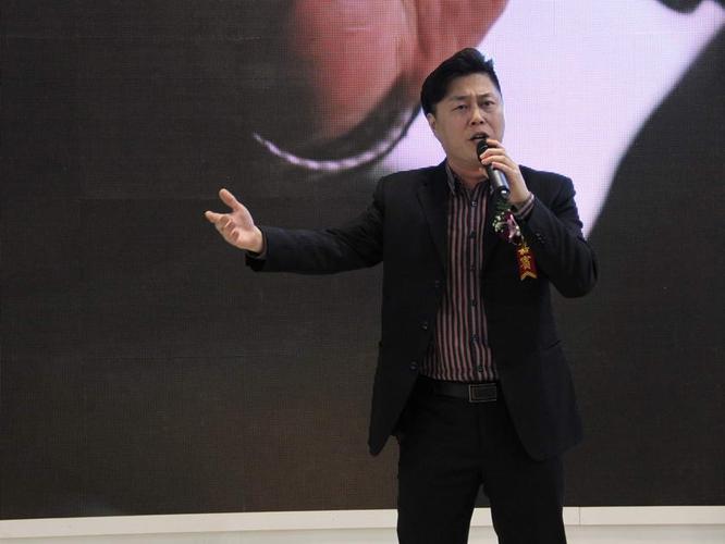 中国国家大剧院男中音王鹤翔现场演唱了国企备忘录的主题曲《征途》.