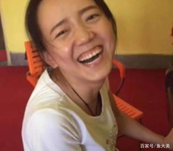 还记得因弹钢琴大笑而成名的女网红吗?真实身份有些