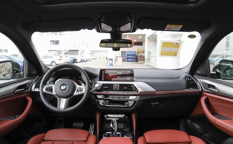 火山红的内饰,满满的运动感,其次是车子的内饰,很多人说宝马的内饰