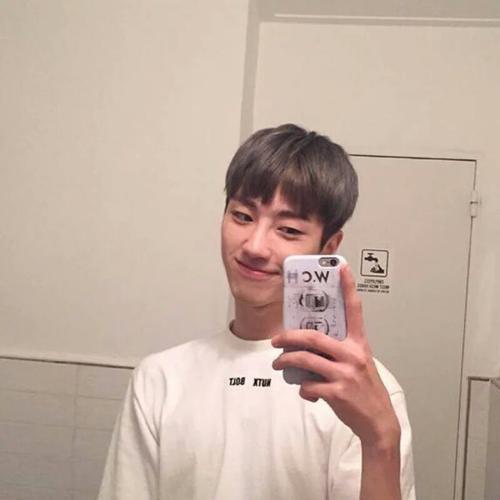 金善斌# #男头# 自拍一张