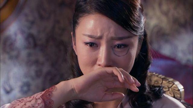 白富美失恋悲痛欲绝,看着两人昔日的定情信物,眼泪直流!