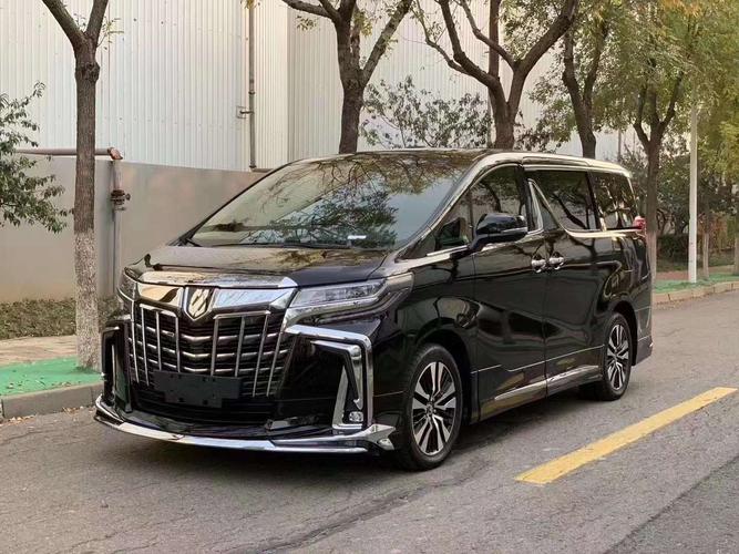 丰田埃尔法的长宽高分别为4915/1850/1950mm,车身高度超过1.