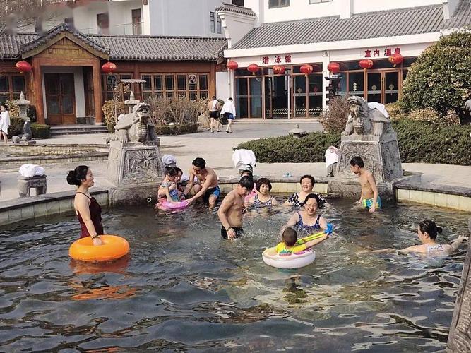 德百超市公司,夏津德百广场的100余名员工及亲属赴夏津德百温泉旅游